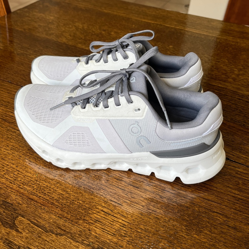 LIKE NEW On Running CloudRunner 2 Sneakers  ( NWT $160 ) - Picture 2 of 10